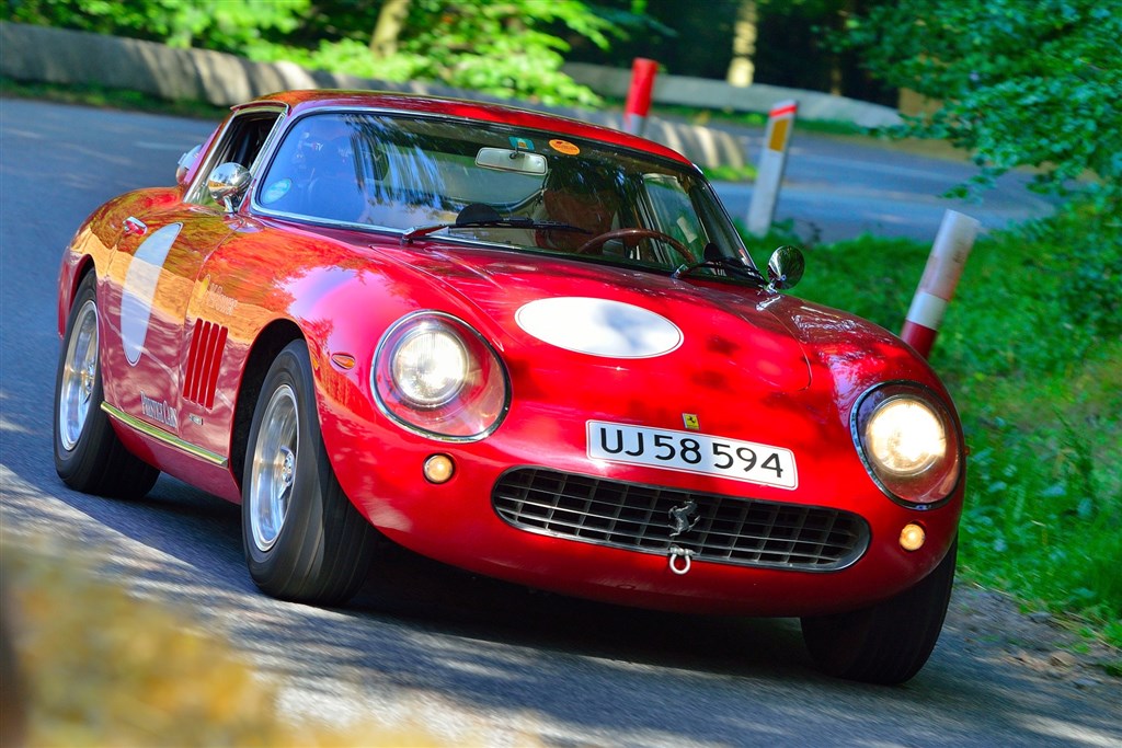 Racerkøreren Kaj Bertelsen fra Viborg deltager i Munkebjerg Hillclimb i en Alfa Romeo fra 1971, men uden for konkurrencen viser han desuden denne meget sjældne Ferrari 275 GTB fra 1965 frem.
(Foto: Michael Eisenberg)